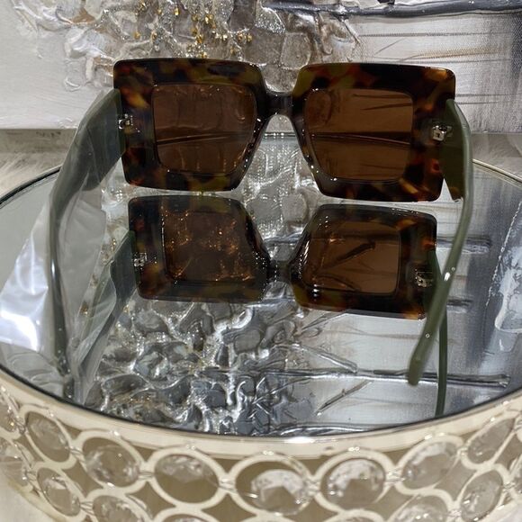 Oversized Square Sunglasses - Picture 6 of 6